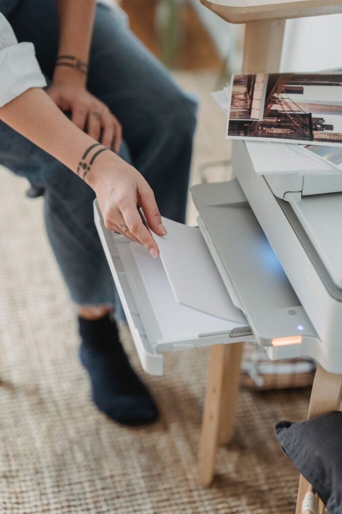 Hand loading paper into office laser MFP printer - toner troubleshooting context Content-Disposition: form-data; name="caption" Hand loading paper into office laser MFP printer - toner troubleshooting context